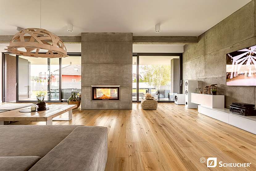 Pravé dřevěné podlahy jsou nepřekonatelné – jsou krásné, teplé, příjemné, navíc se dají poměrně snadno renovovat a sebelepší napodobenina je nedokáže nahradit.