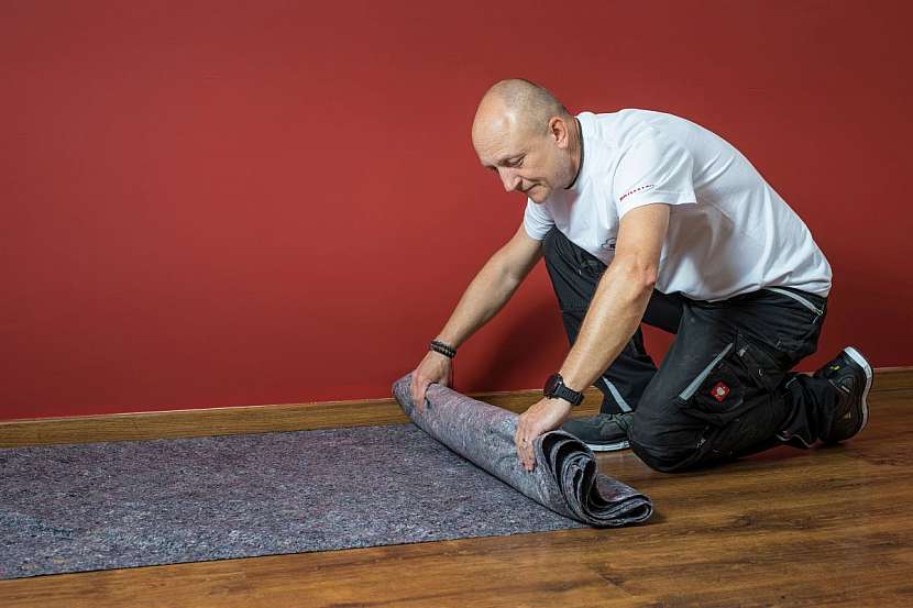 Podlahu a koberec ochrání zakrývací nebo textilní savá fólie.