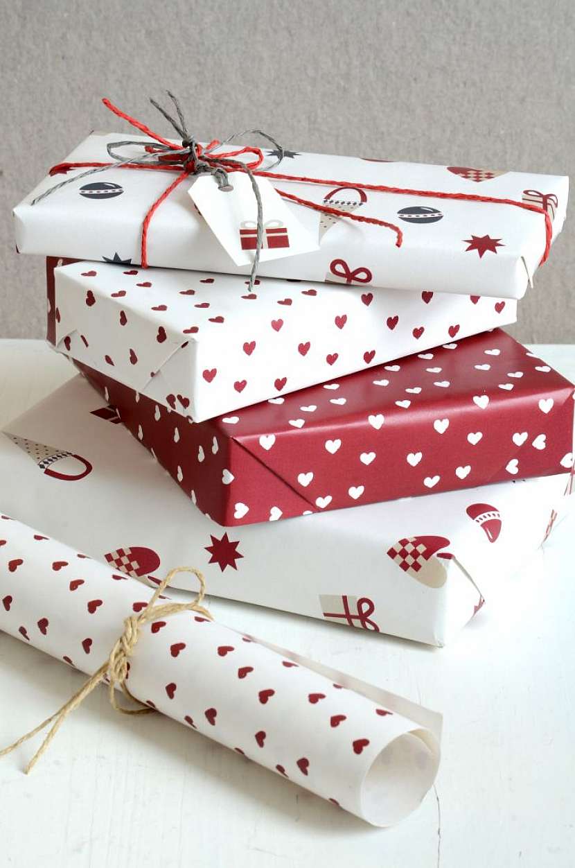 Tipy, jak zabalit dárky, aby se staly součástí vánoční výzdoby