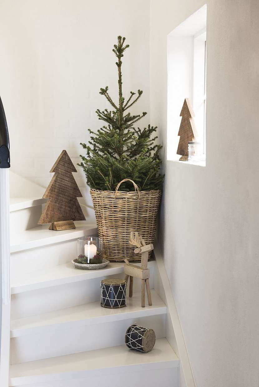Schodiště s přírodními vánočními dekoracemi.