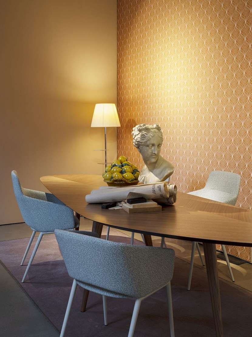 Příjemné zákoutí s krásným stolem z projektu Urban passion značky Zanotta.