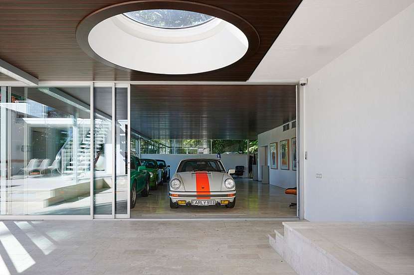 Bývalý krytý bazén má nové využití jako prezentační prostor pro nejlepší modely z firemní kolekce vozů Porsche.