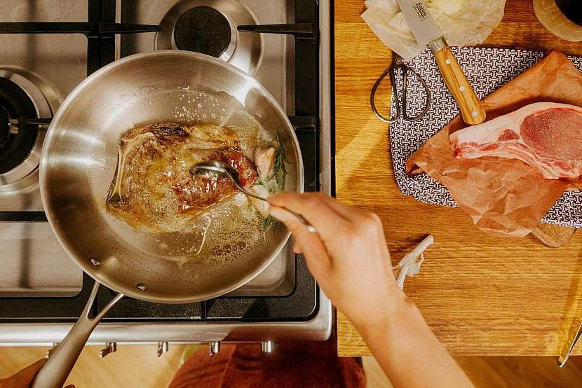 Tajný kuchařský trik, který z nerezové pánve udělá nepřilnavou