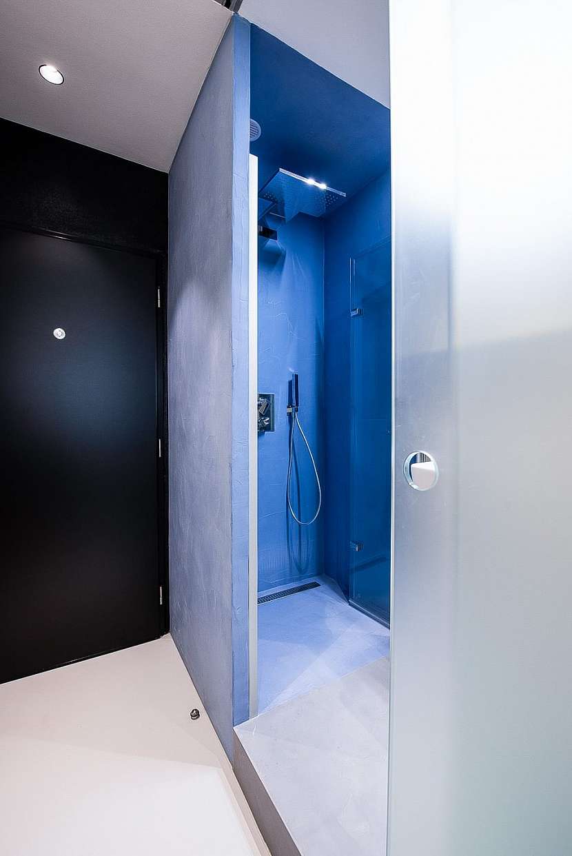 V koupelně je použitá modrá voděodolná stěrka.