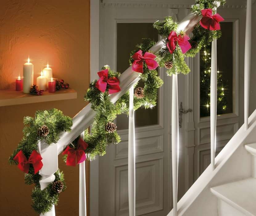 Vánoční atmosféru podpoříte i dekoracemi z jehličí a šišek.