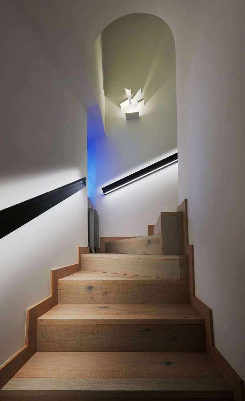 Nad schodištěm je instalace světel, která se skládá z obdélníkových kousků.