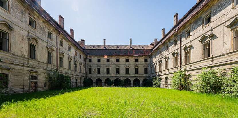 Barokní zámek Postoloprty.