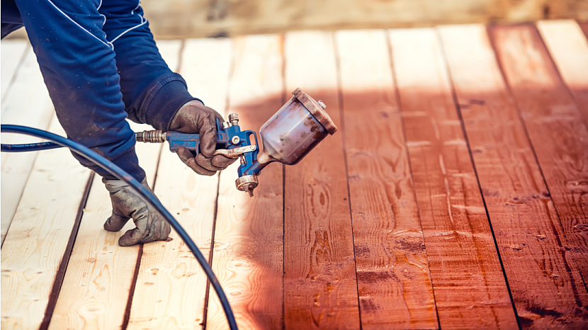 Tipy profesionála: Jak správně postupovat při nanášení lazury a barvy na dřevo