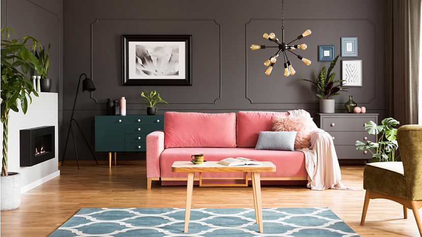 Oblékněte domov do netypických barev. Růžová v obýváku podpoří komunikaci, černá v ložnici zase tajuplnost