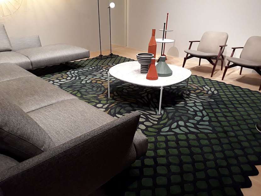 Jednoduchý interiér tu dělá pozoruhodným koberec a vhodně zvolená kontrastní barva pro doplňky na stolku. Zanotta.