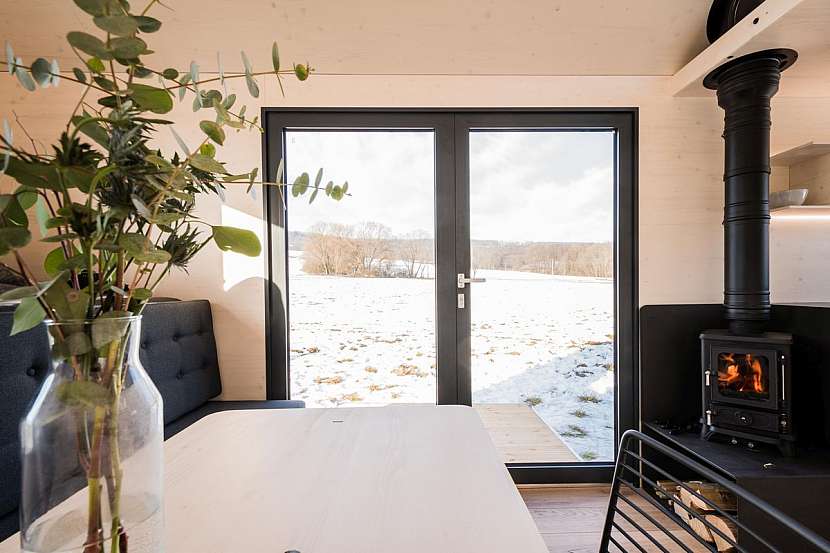 Větší okna představují lepší propojení s venkovním prostředím. To oceníte zvláště v zimě.