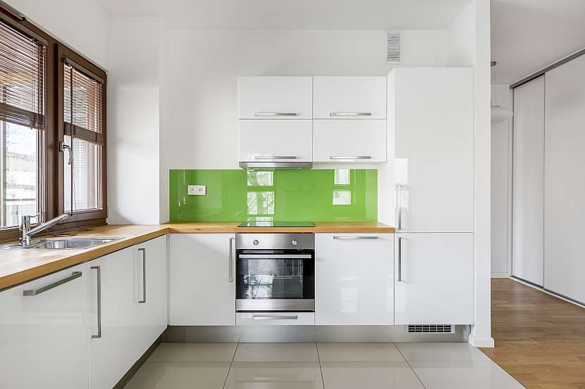 Lesklé skleněné panely se hodí do moderní kuchyně