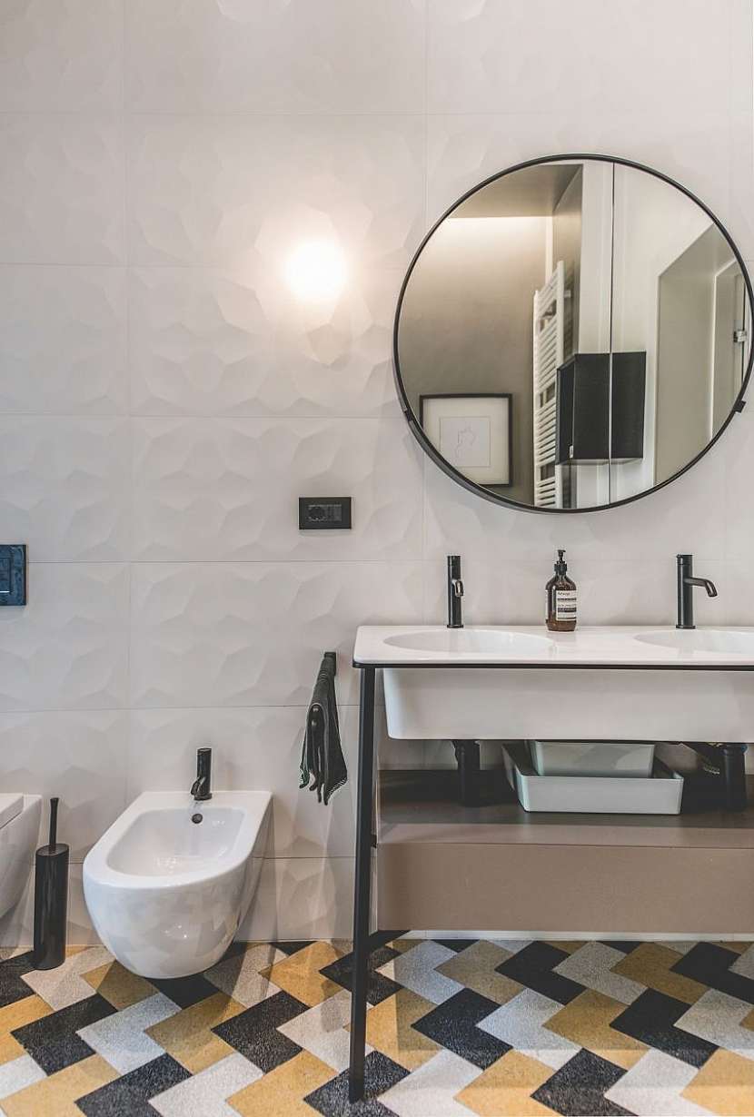 Hlavní koupelna: Zde vidíme umyvadlo Catino Doppio a keramické kulaté zrcadlo Cielo, černé baterie Ritmonio.