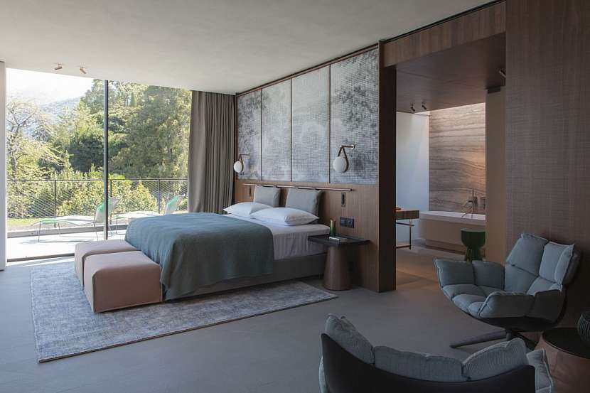 Moderní dřevěný hotel na břehu jezera Como nezapře italský temperament