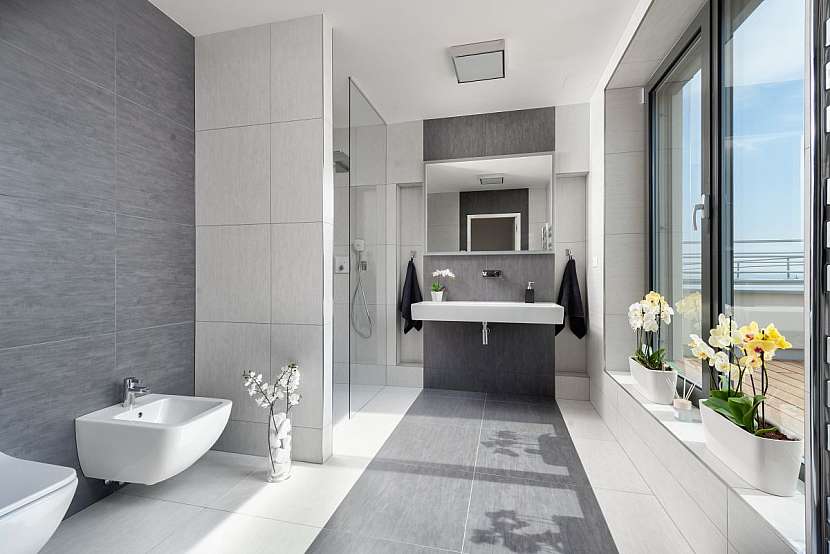 Prostorná koupelna zajišťuje dokonalý komfort s dvojumyvadlem, sprchovým koutem, vanou a velkým oknem.