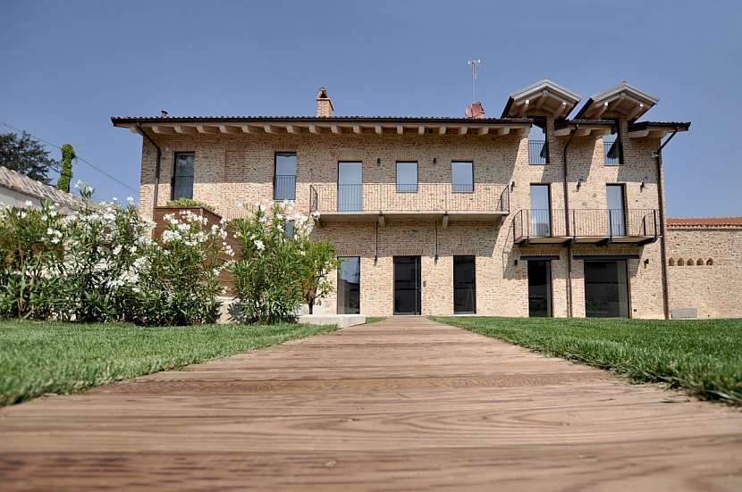 Bývalý statek v historickém centru italského města Pecetto Torinese se díky citlivé rekonstrukci proměnil ve dva mezonetové byty, v nichž se potkává tradiční architektura s moderním bydlením.