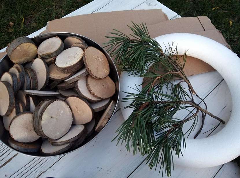 Vyrobte si přírodní adventní věnec ze dřevěných koleček
