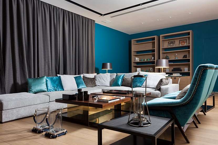 Při aranžování dekorací kombinujte - modrá stěna, modré  polštáře, modré křeslo, a šedé závěsy,šedé  polštáře,  šedý stolek.