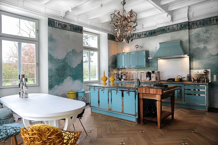 V německém Düsseldorfu vytvořila v dobovém interiéru italská značka Officine Gullo ve spolupráci s designovým studiem Living Concept Consalting kuchyňskou sekci s neuvěřitelnou atmosférou.