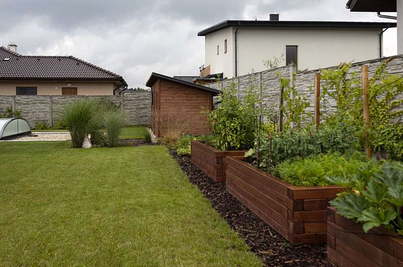 Součástí zahrady jsou i vyvýšené záhony pro pěstování zeleniny.