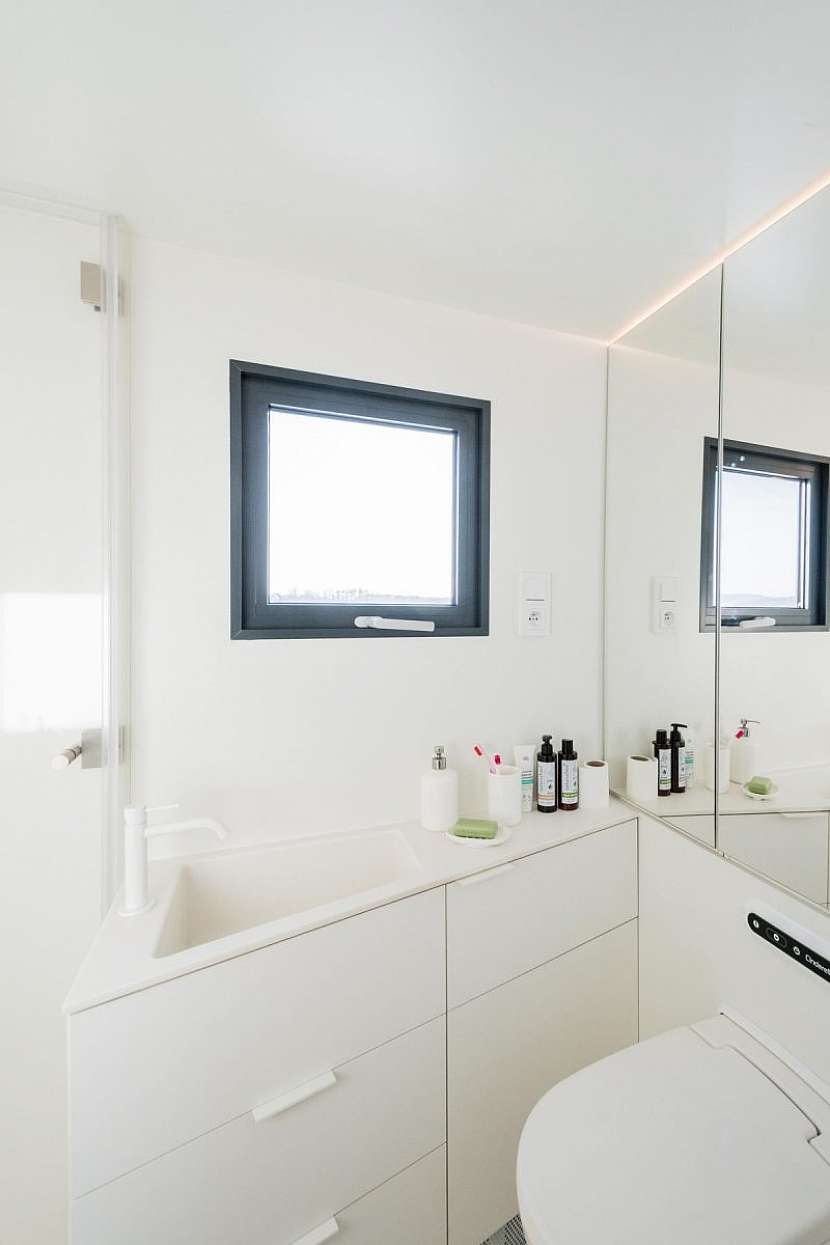 Plně vybavená koupelna se sprchovým koutem, umyvadlem a splachovací toaletou.