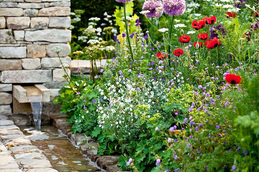 Anglická zahrada nevyžaduje mnoho – především trochu nedbalé elegance a přírodní prvky jako kamenné zídky nebo potůček