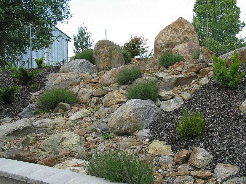 Stavíme s kamenem – skalka, suťoviště a suchá zídka
