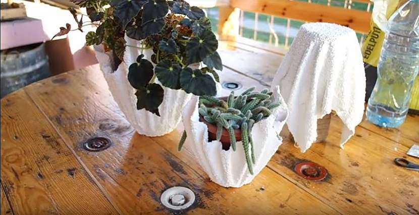 VIDEONÁVOD: Originální květináč ze starého ručníku a betonu