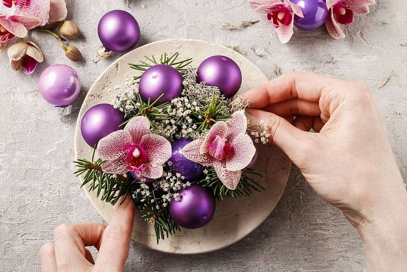 Vánoční dekorace z fialových koulí a orchidejí je úžasně jednoduchá. Zvládnete ji za 10 minut