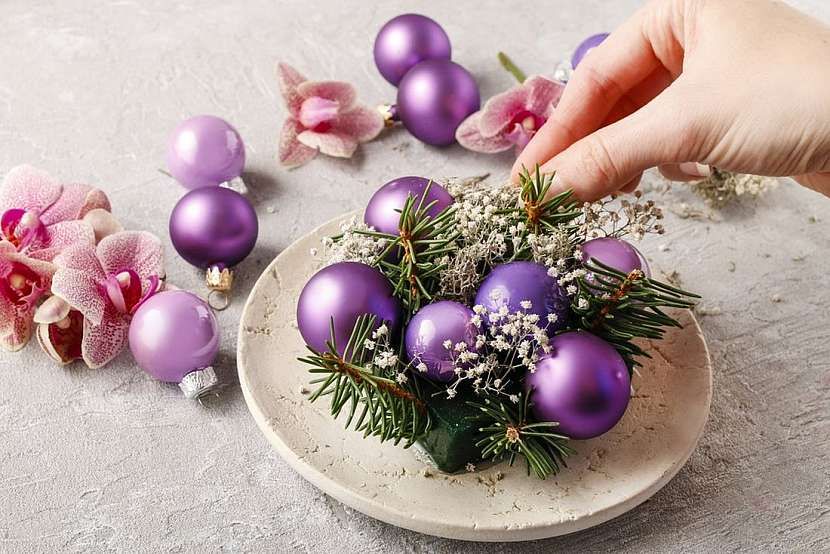 Vánoční dekorace z fialových koulí a orchidejí je úžasně jednoduchá. Zvládnete ji za 10 minut