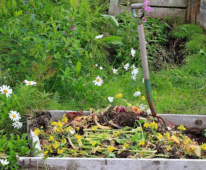 Kompost na přírodní zahradě nesmí chybět (Zdroj: Depositphotos (https://cz.depositphotos.com))