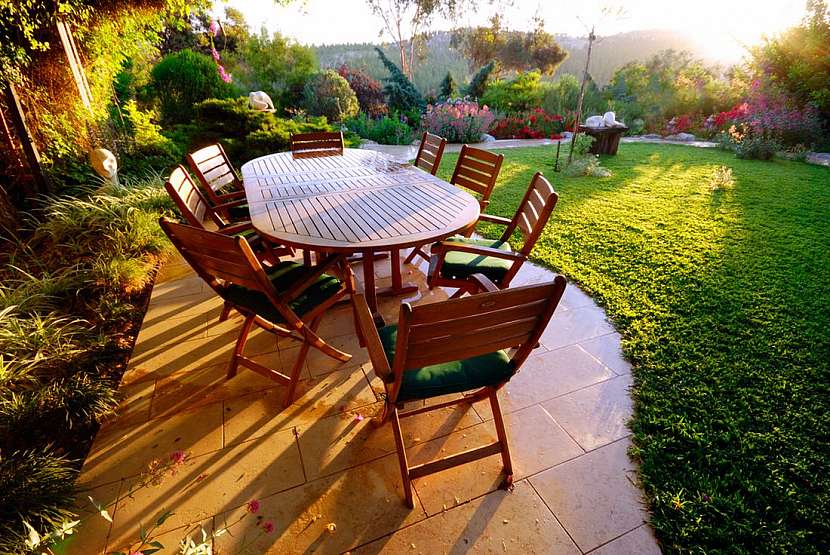Vytvořte si venkovní bydlení. Zahradní nábytek musí být odolný i krásný