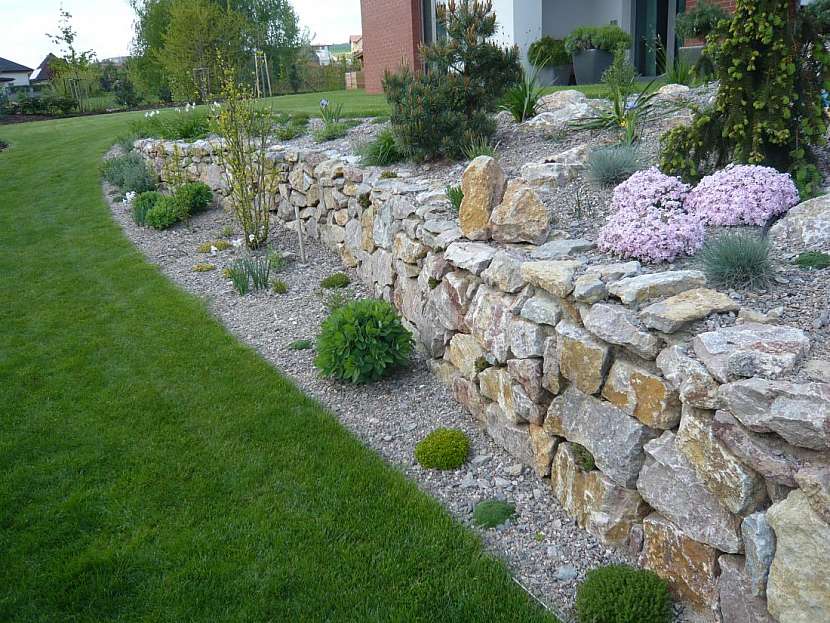 Stavíme s kamenem – skalka, suťoviště a suchá zídka
