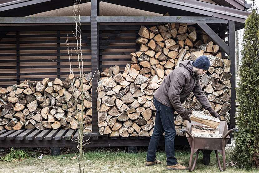 Uskladnění palivového dřeva na zimu