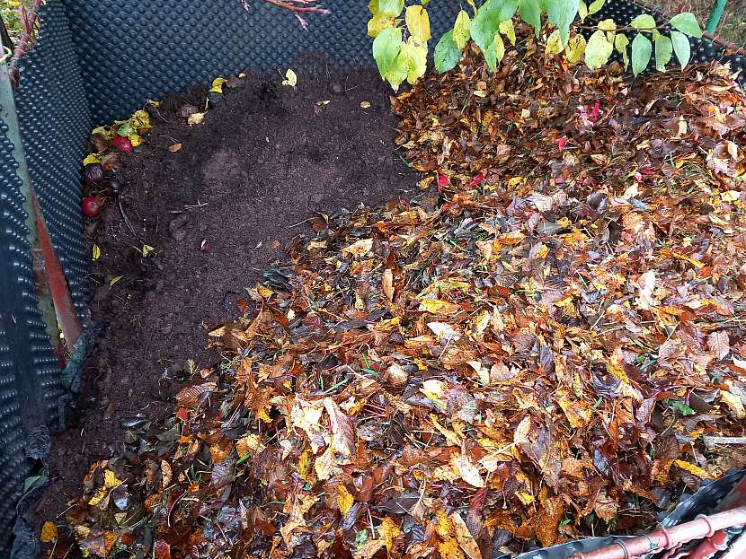 Listí ze zahrady je fantastickou hmotou do kompostu, po smíchání s dalšími složkami se postupně přetvoří v kompost