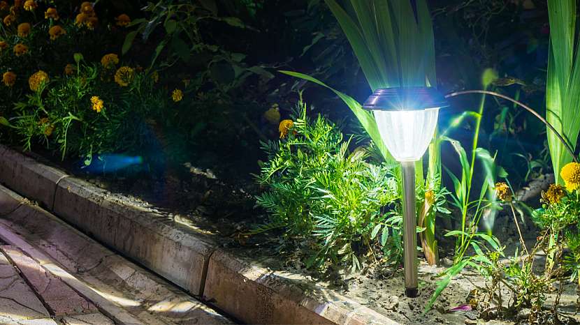 Se světly Retlux si sami nasvítíte zahradu jednoduše a rychle