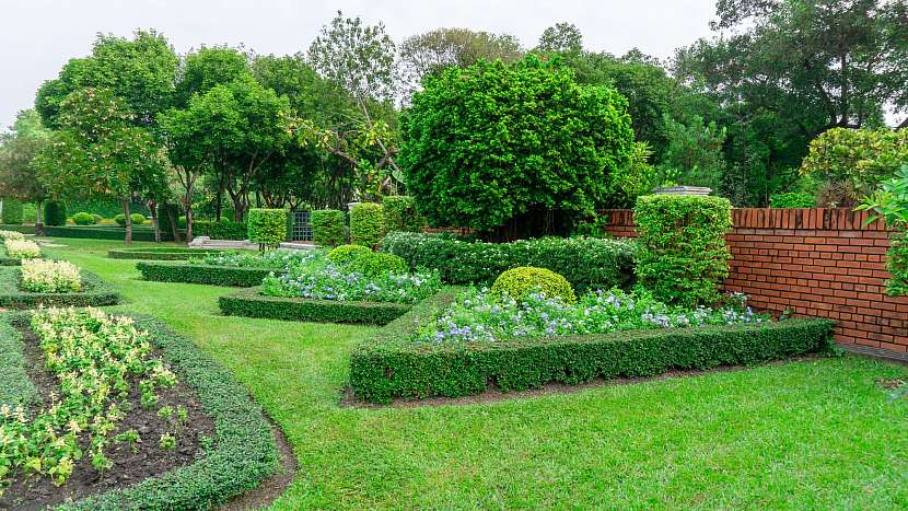Vzor anglické zahrady s geometrickými prvky je formálním zahradním stylem