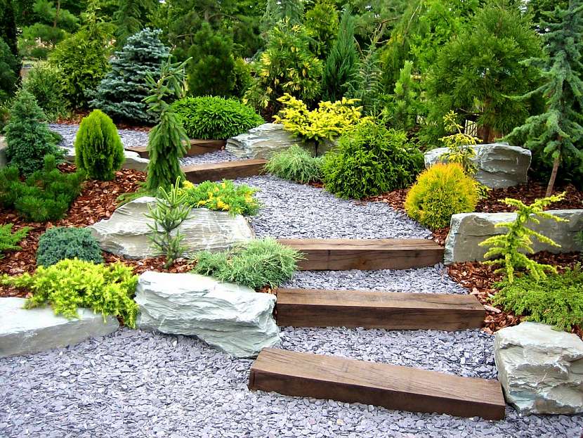 Svažité zahrady – výhra nebo komplikace