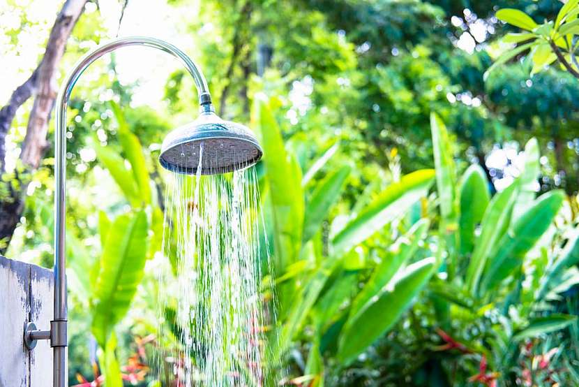 Zahradní sprchy pro letní osvěžení