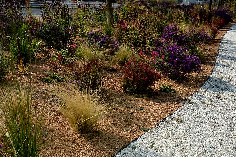 Neviditelný obrubník odděluje užitkovou zahradu od dekorativní, nebo od travnaté plochy