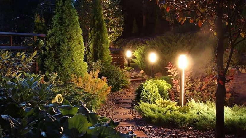 Proč pořídit venkovní LED osvětlení a co všechno na zahradě nasvítit