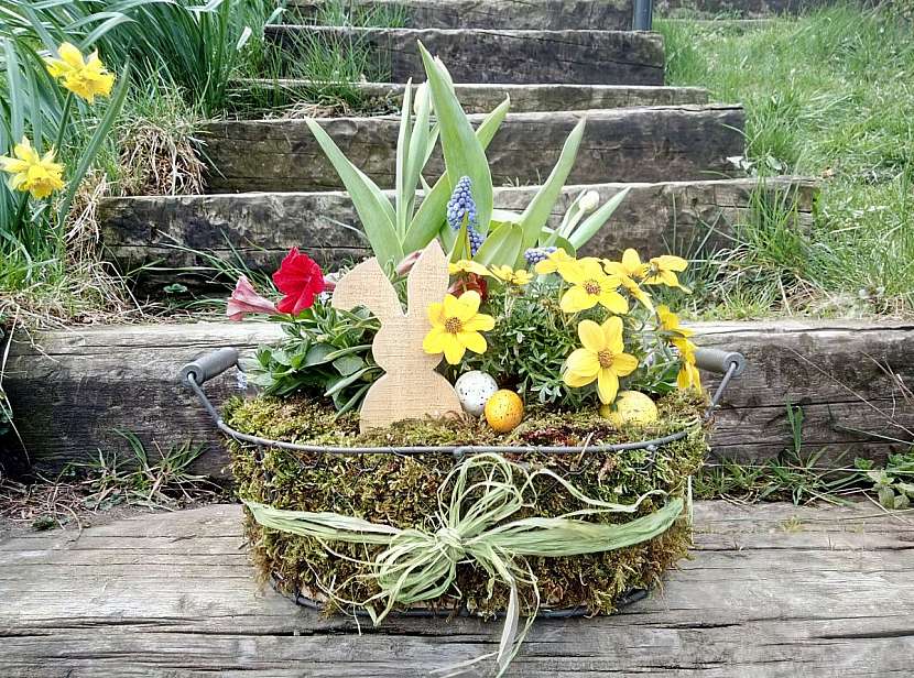Vyrobte si květinovou velikonoční dekoraci v drátěném košíku