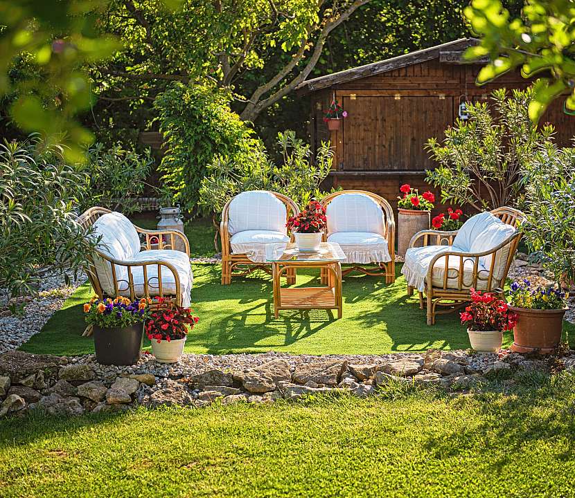 Relaxační zóny na zahradě dotvoří útulná lehátka s polštáři