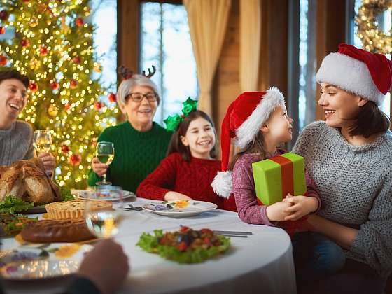 Když se sejde u sváteční tabule velká rodina, naše vánoční stojánky na jmenovky se vám budou hodit (Zdroj: Depositphotos (https://cz.depositphotos.com))