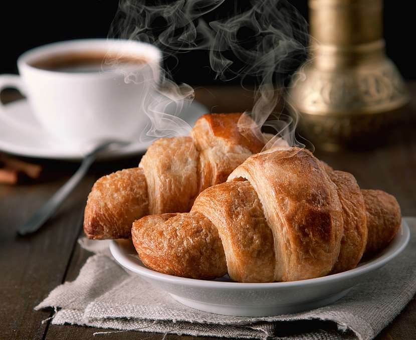 Čerstvé croissanty s kávou