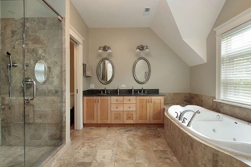 Velká luxusní koupelna se dvěma zrcadly a umyvadly, sprchovým koutem a vanou