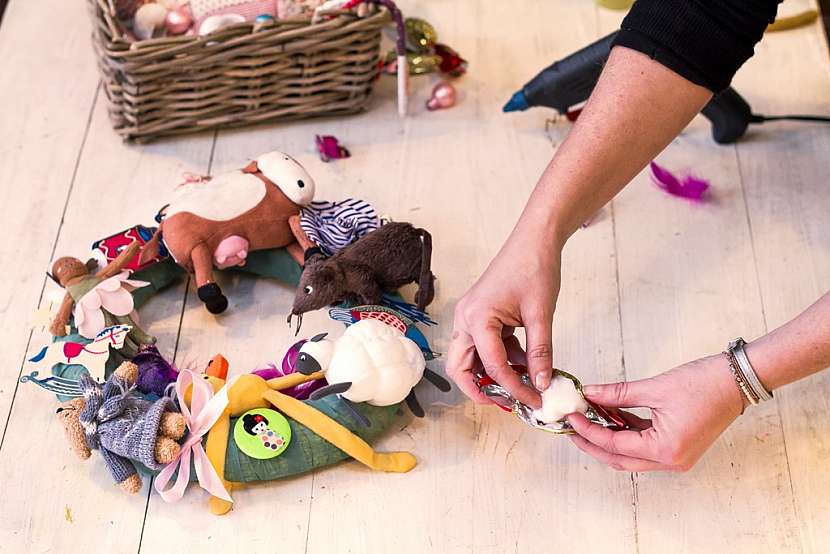 Jak vyrobit báječnou dekoraci do dětského pokoje: Věnec z hraček 5