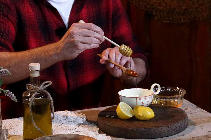 K výrobě pleťové masky z olivového oleje potřebujete ještě citron a med