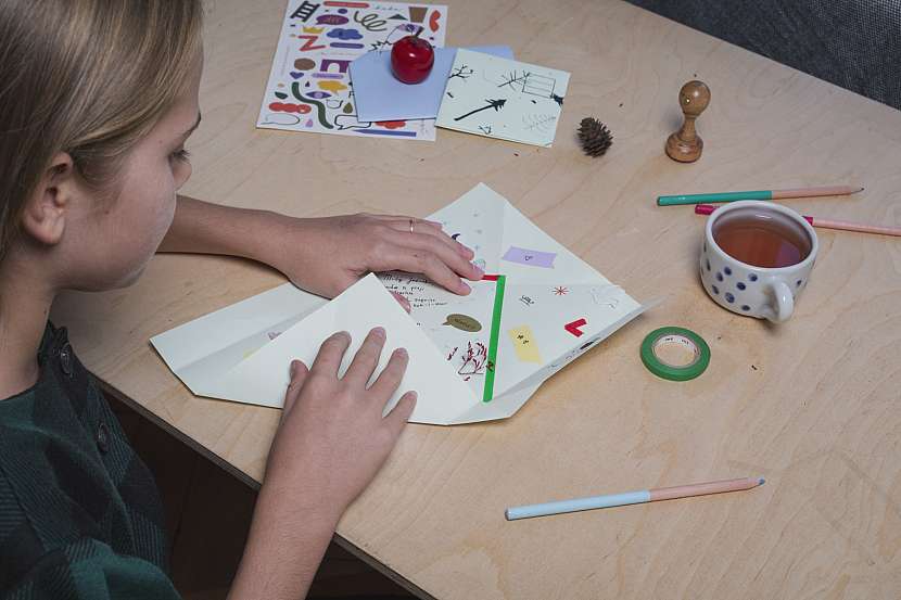 Levý spodní roh přiložte k ohybu uprostřed papíru