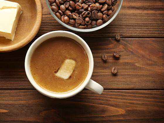 Bulletproof coffee plné kofeinu je velmi chutná a účinné (Zdroj: Depositphotos (https://cz.depositphotos.com))
